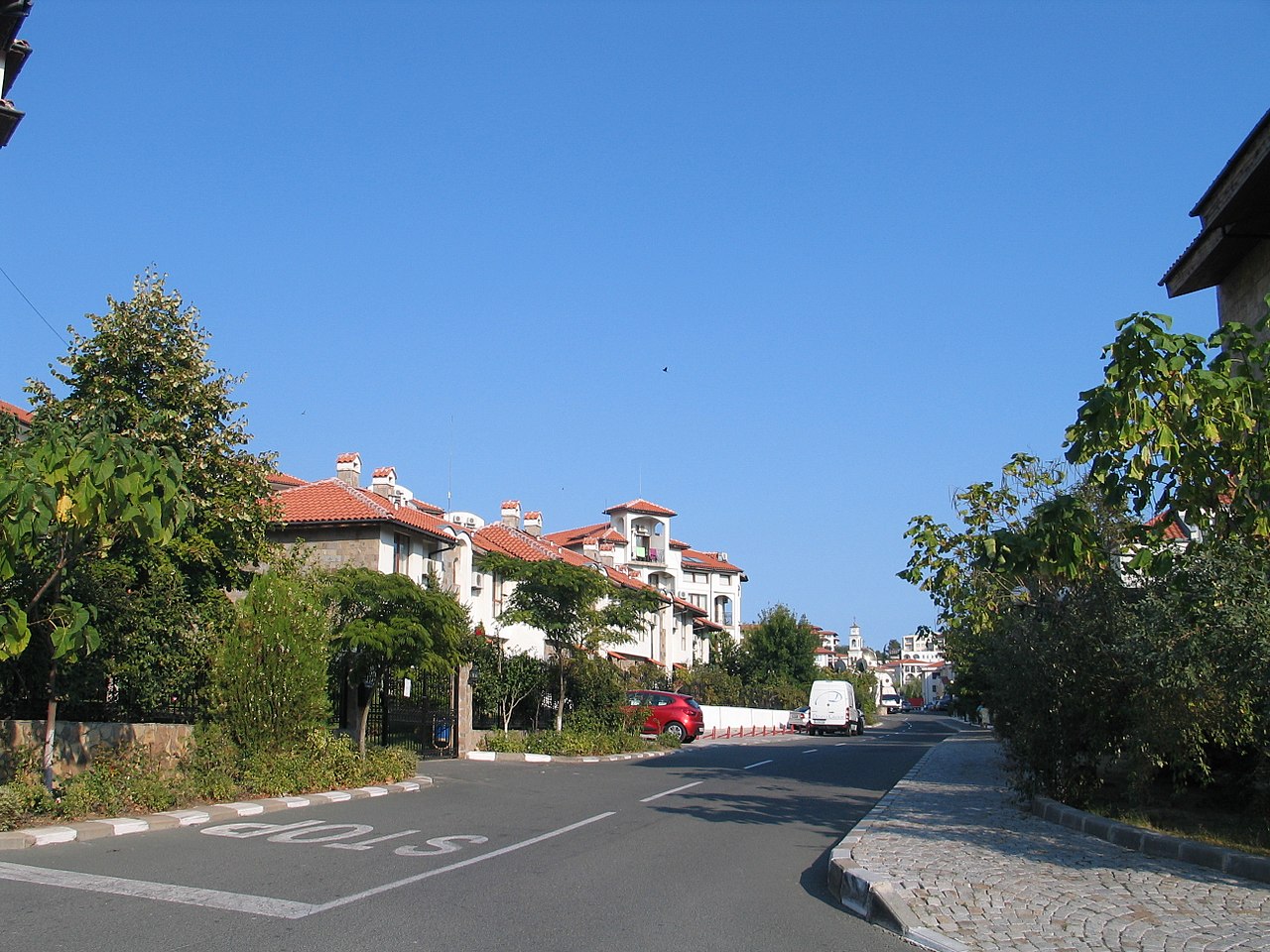 Wohnhäuser und Gehwege in Sveti Vlas